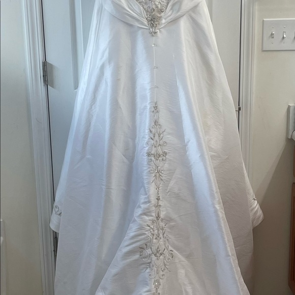 Wedding dress used with extra material, beading and detachable straps - Picture 7 of 12